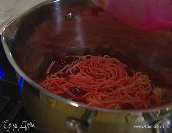 Спагетти откинуть на дуршлаг, затем заправить розовым соусом.