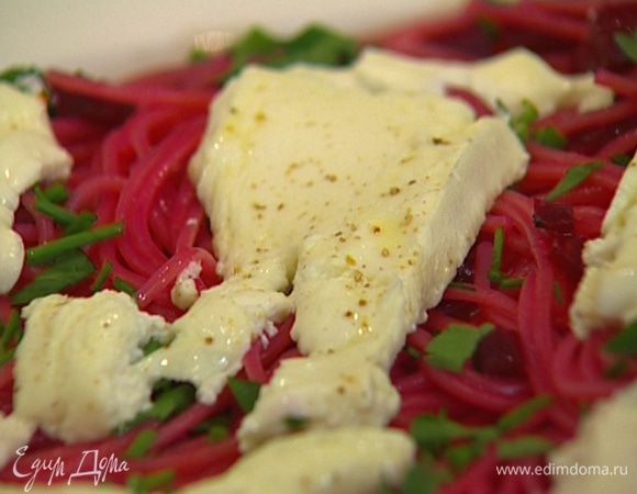 Разложить спагетти в тарелки, выложить сверху кусочки феты, присыпать петрушкой и луком.