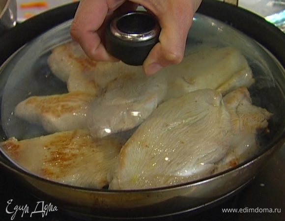 Разогреть в сковороде 1-2 ст. ложки оливкового масла и обжарить отбивные с обеих сторон до готовности. Оставить в горячей сковороде, накрыв фольгой.