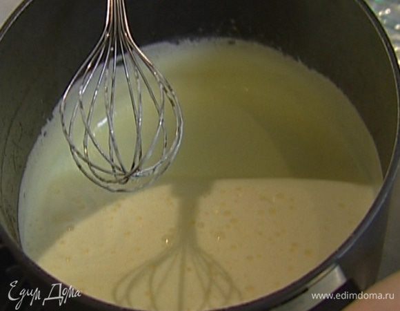 Смешать сливки с желтками, перелить все в чистую кастрюлю, поставить на огонь и, непрерывно помешивая, еще раз довести до кипения. 
