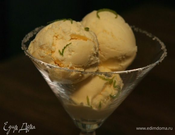 Перелить массу в контейнер с крышкой и поставить в морозилку на 6–8 часов. Мороженое каждый час перемешивать деревянной ложкой, чтобы оно получилось однородным, или использовать машинку для приготовления мороженого.

 
