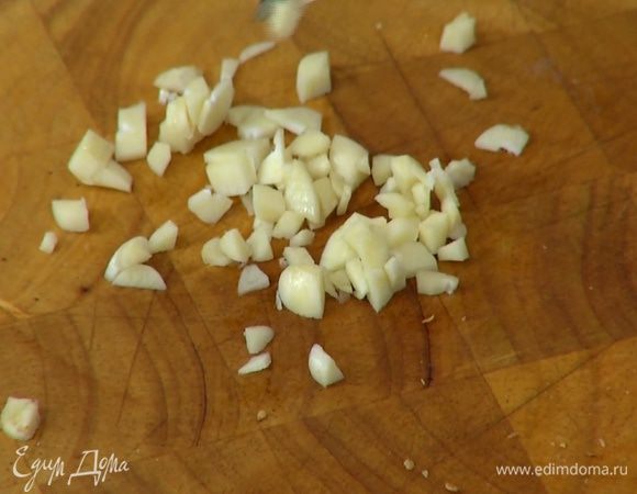 Чеснок почистить и мелко порубить.