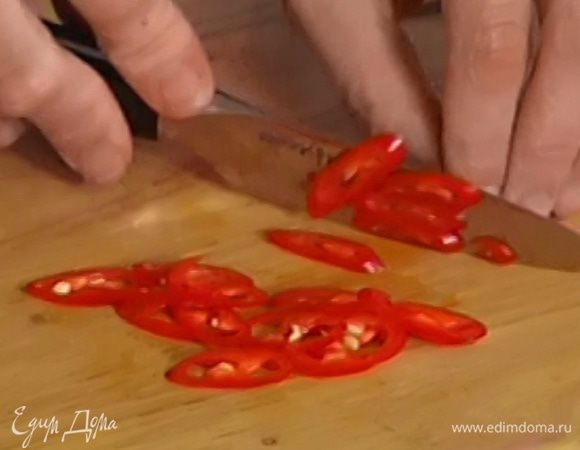 Перец чили, удалив семена, мелко порубить.