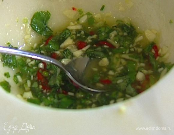 Приготовить заправку: соединить нарубленный чеснок, чили, базилик, имбирь, цедру и сахар, влить сок лаймов, рыбный соус, 4 ст. ложки воды. Все перемешать, так чтобы сахар растворился.