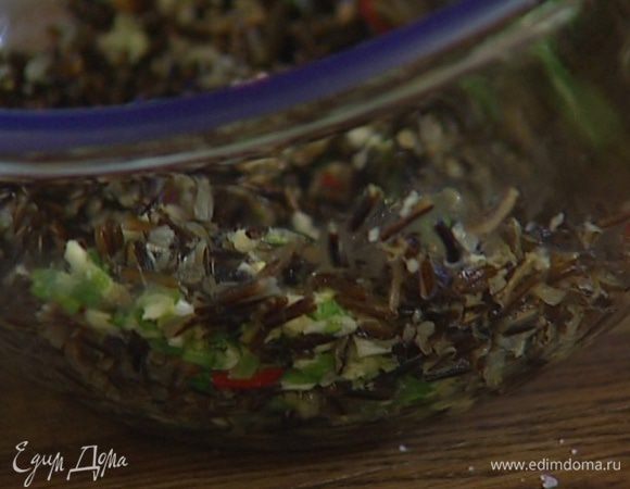 Готовый рис перемешать с заправкой.