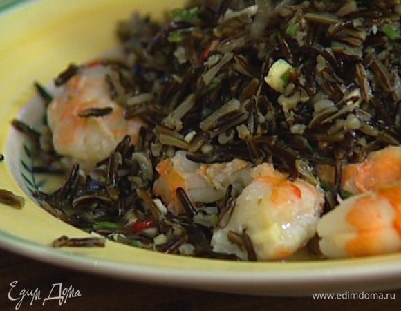 Креветки очистить от панциря и добавить в салат.