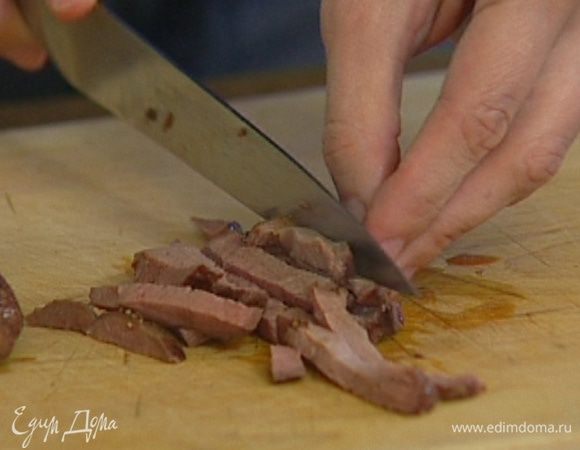 Утиные грудки вымыть, просушить бумажным полотенцем, поперчить, посолить и обжарить на сильно разогретой сковороде с обеих сторон до золотистой корочки. В той же сковороде отправить грудки в разогретую духовку на 20 минут, затем остудить и нарезать тонкими полосками.