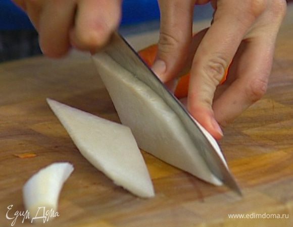 Дайкон и морковь почистить и порезать тонкими брусками.