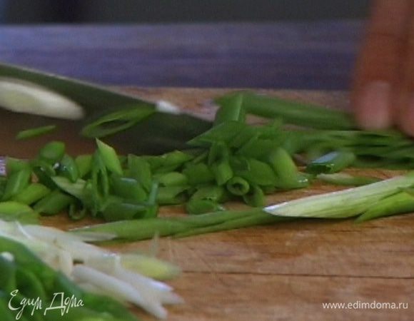 Зеленый лук нарезать тонкими длинными колечками. 