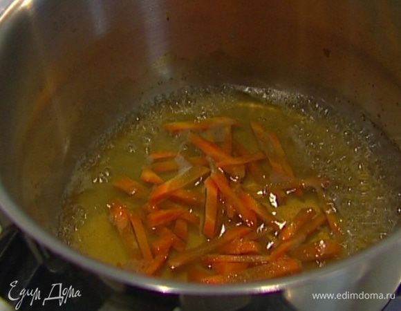 Нарезанную морковь опустить в кипящий соус и отваривать 2 минуты, затем выложить на бумажное полотенце. 