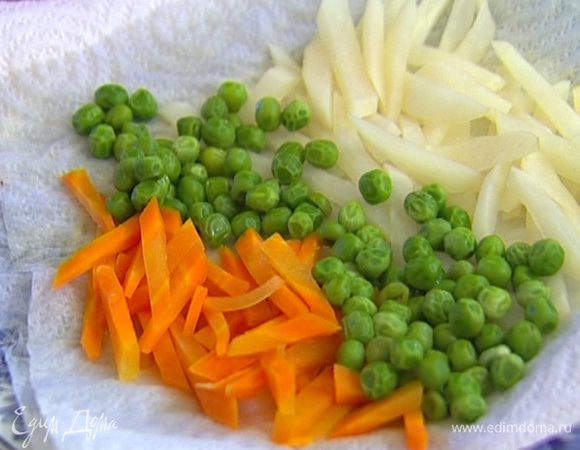 Нарезанный дайкон опустить в кипящий соус и отваривать 1 минуту, затем выложить на бумажное полотенце.