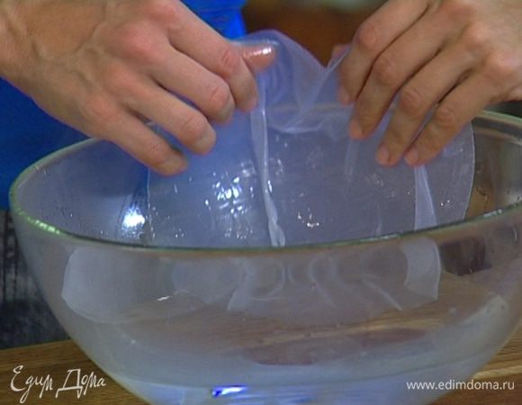 Листы рисовой бумаги по одному замачивать в горячей воде на несколько секунд и выкладывать на влажное полотенце. 