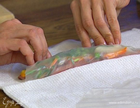 На каждый лист уложить немного утки, моркови, дайкона, горошка, зеленого лука и чуть-чуть имбиря. Свернуть колбаской, завернуть во влажное полотенце и убрать в холодильник. 