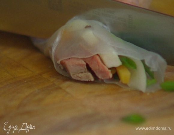 Перед подачей на стол нарезать по диагонали на небольшие роллы и подавать с брусничным соусом.