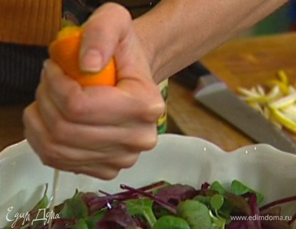 Листья салата разложить на блюде, сбрызнуть оливковым маслом, полить апельсиновым соком, присыпать листьями тимьяна.