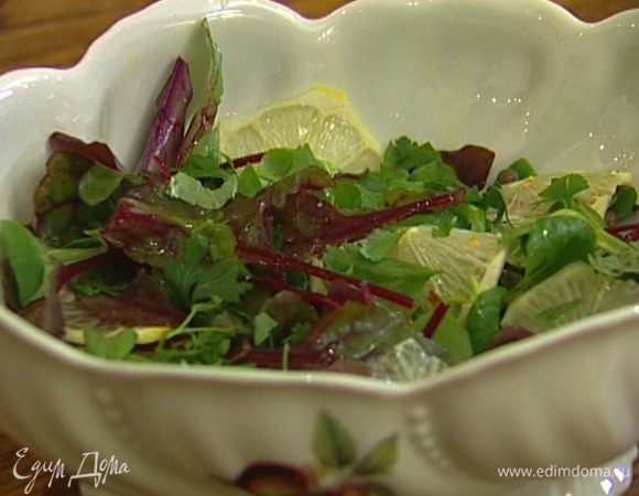 Сверху на листья салата выложить лимон с каперсами, чуть-чуть посолить и присыпать листьями петрушки.
