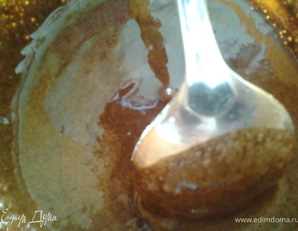 Молоко нагреть, но не кипятить. В миске смешать яйцо с сахаром, какао и крахмалом. Добавить 3 ложки молока перемешать.  