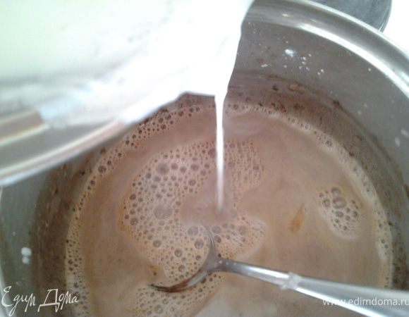 Влить в молоко и вскипятить, добавить шоколад почти весь, оставить пару кусочек плитки. Довести до кипения, кипятить 3 минуты непрерывно помешивая. 