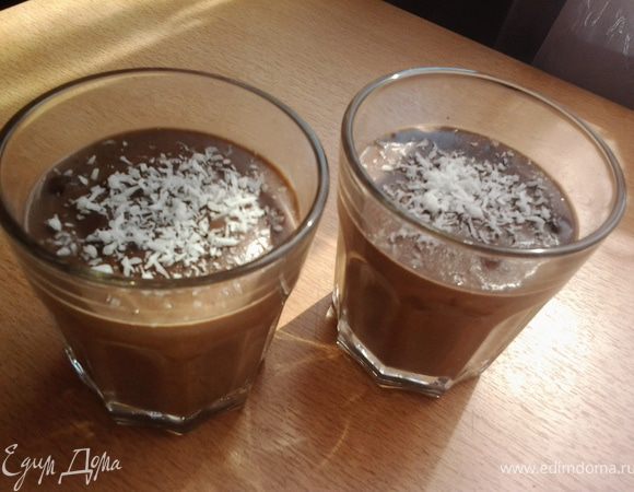 Разложить по айриш бокалам и украсить кокосовой стружкой, сверху тертым шоколадом.  