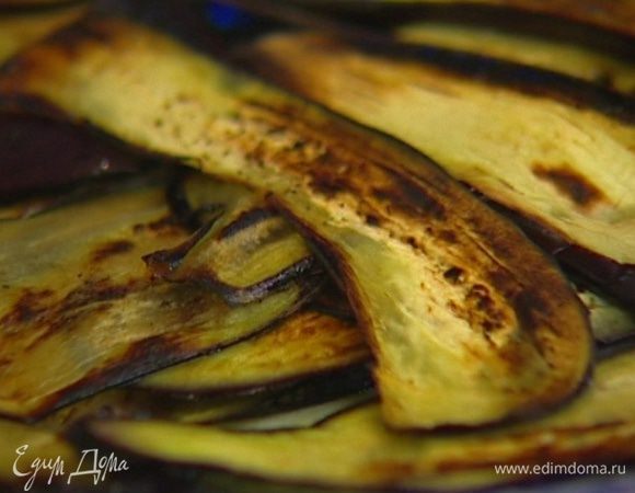 Разогреть в сковороде 1 ст. ложку оливкового масла и обжарить баклажаны с двух сторон до золотистой корочки, затем выложить на бумажное полотенце, чтобы удалить излишки жира.