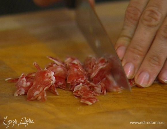 Колбасу нарезать мелкими кусочками.