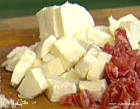 Моцареллу порезать небольшими кубиками.