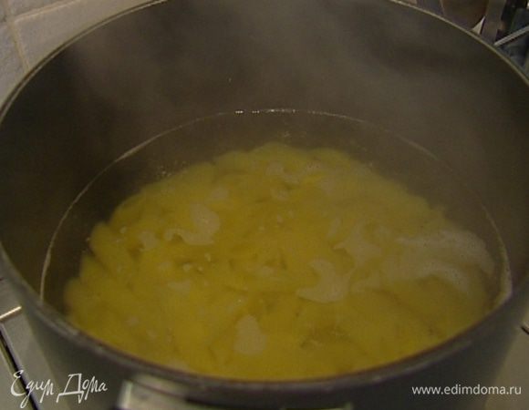 Пенне отварить в подсоленной воде согласно инструкции на упаковке, затем воду слить.