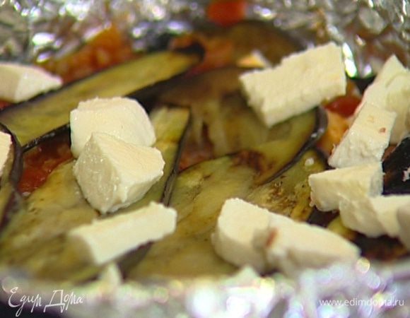 Разъемную форму для выпечки выстелить пищевой фольгой, на дно и стенки уложить обжаренные баклажаны, выложить слой пенне, сверху разложить колбасу, часть моцареллы и полить все соусом, затем снова выложить слой баклажанов, оставшуюся моцареллу, сверху посыпать хлебными крошками и натертым сыром.