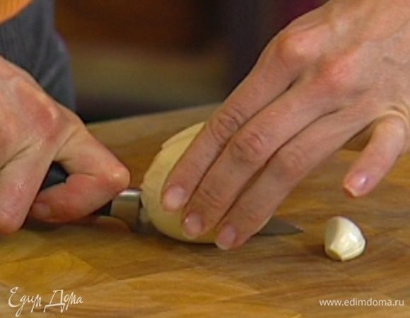 Лук и чеснок почистить.