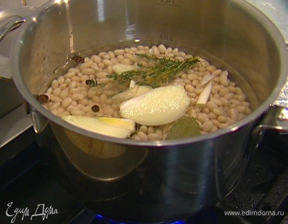Фасоль замочить в воде на ночь, затем воду слить. Добавить в кастрюлю луковицу, чеснок, тимьян, лавровый лист. Залить все холодной водой и отваривать фасоль до готовности.