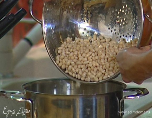 Вернуть к фасоли воду, в которой она варилась, влить сливки и прогреть, не доводя до кипения.