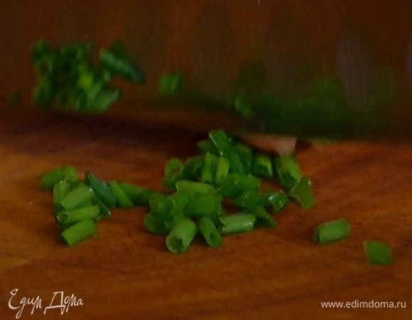 Шнитт-лук мелко порубить. Добавить к фасоли горчицу и шнитт-лук, посолить и поперчить.