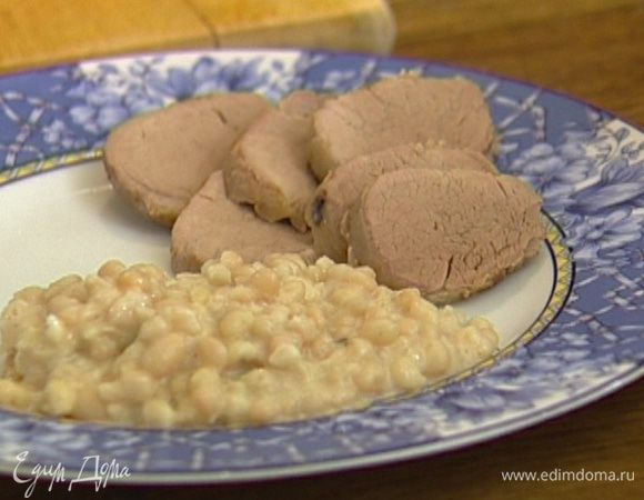 Дать свинине отдохнуть 10 минут, затем поместить в рукав для запекания и отправить в разогретую духовку на 40–50 минут. Подавать свинину с фасолью.