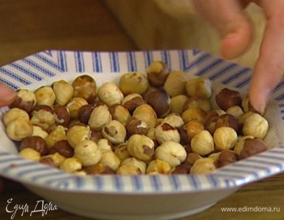 Фундук высыпать на противень и подсушивать несколько минут в разогретой духовке. 