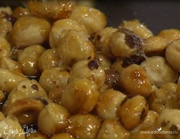 Закарамелизированные орехи выложить на противень; когда карамель застынет, выгнуть противень так, чтобы она легко от него отделилась.

