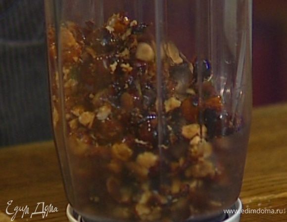 Слегка измельчить орехи в блендере.