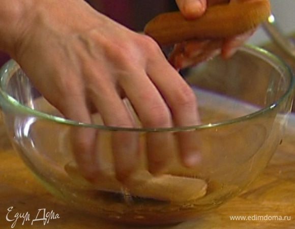 Оставшийся ром влить в кофе и смочить печенье, опуская его в жидкость на секунду, чтобы оно стало влажным, но не впитало слишком много жидкости и не развалилось.