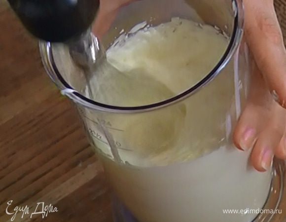 Вынуть торт из формы, погрузив ее на несколько секунд в кипяток.  Взбить оставшиеся 500 мл сливок. 