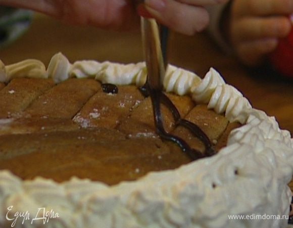 Украсить торт сливками и оставшимся шоколадом, присыпать миндальными хлопьями.

