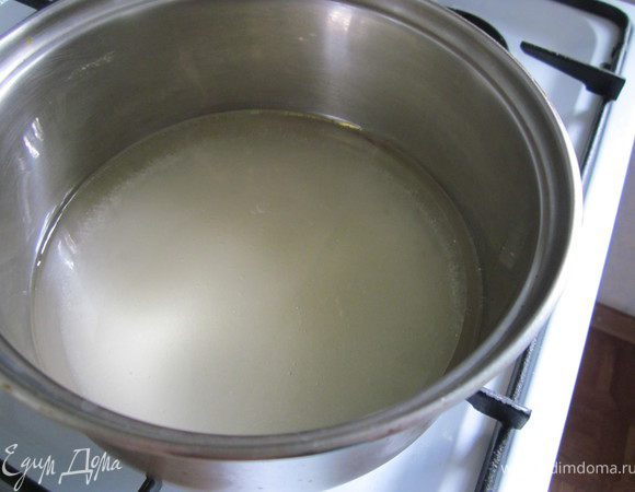 в сотейник всыпать сахар, влить воду и растительное масло. Прогреть до полного растворения сахара. Добавить мед. 