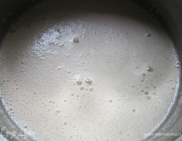 Снять с огня, добавить соду, корицу,орехи и муку. Тесто должно получиться как густая сметана. 