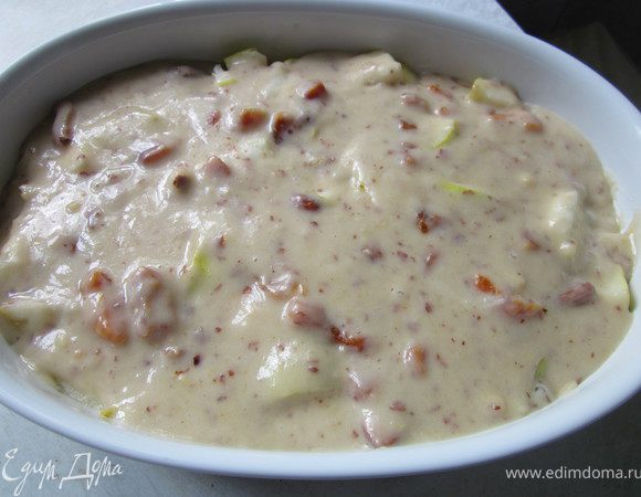 Залить груши тестом и выпекать в разогретой духовке около часа при температуре 200-220* (ориентируйтесь по своей духовке)
Пирог я подала с апельсиновым соусом.
Приятного чаепития!