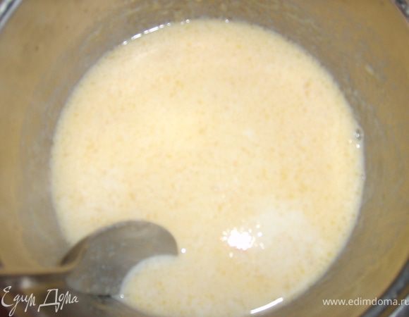 Добавить муку, влить молоко и сливки