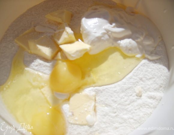 Замешиваем тесто их перечисленных ингридиентов, мне воды не потребовалось, так как все очень хорошо замесилось, если будет немного суховато, то можно добавить водички, чтобы все собрать