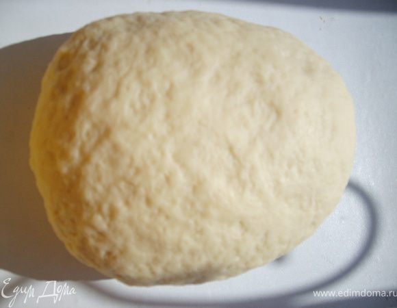 Сметанное тесто получается очень мягкое, потом просто по мере необходимости будете добавлять муку. Даем ему немного отдохнуть, а пока подготовим курочку )