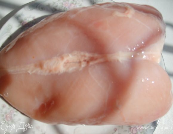 Подготовить куриную грудку, порезать на небольшие кусочки, посолить совсем немножко
