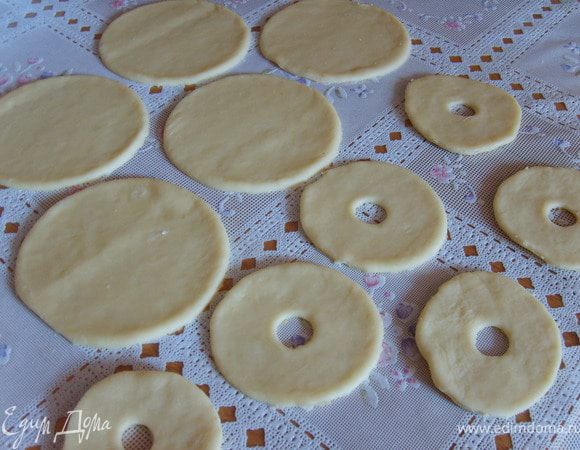 Тесто раскатываем в круг, вырезаем 2 вида кружочков, побольше-поменьше, на тех, что поменьше  вырезаем серединку
