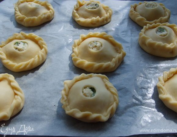 Накрываем кружком, что поменьше и защиплем края. Выкладываем на противень смазанный маслом.