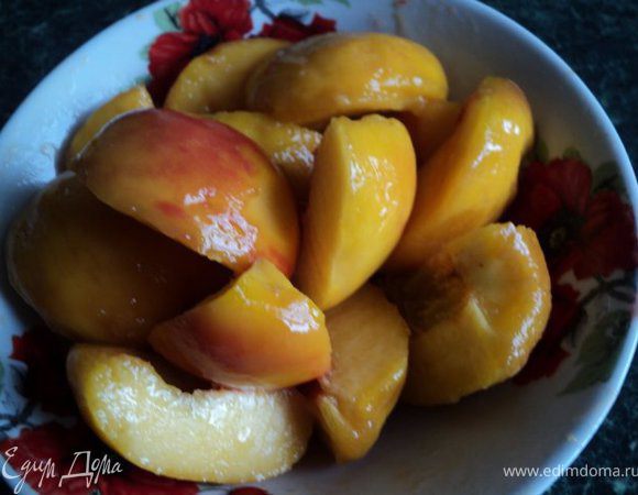 Персики очистить от шкурки, косточек,  разрезать на четвертинки. Если персики плохо очищаются от шкурки,  залить их на 2 мин кипятком, затем холодной водой.                        