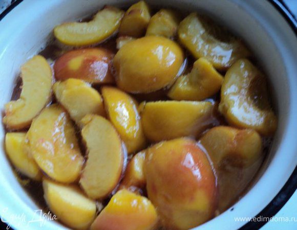 В воду добавить сахар, прокипятить, положить очищенные персики и проварить 15-20мин. Затем долить спиртное ( у меня был коньяк ), размешать.
